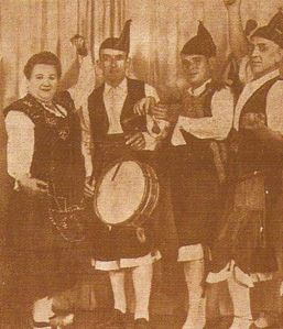 Grupo de Baile de la Compañía Asturiana Los Mariañanes al Tambor Modesto Alvarez a la Gaita Cesar Ordieres